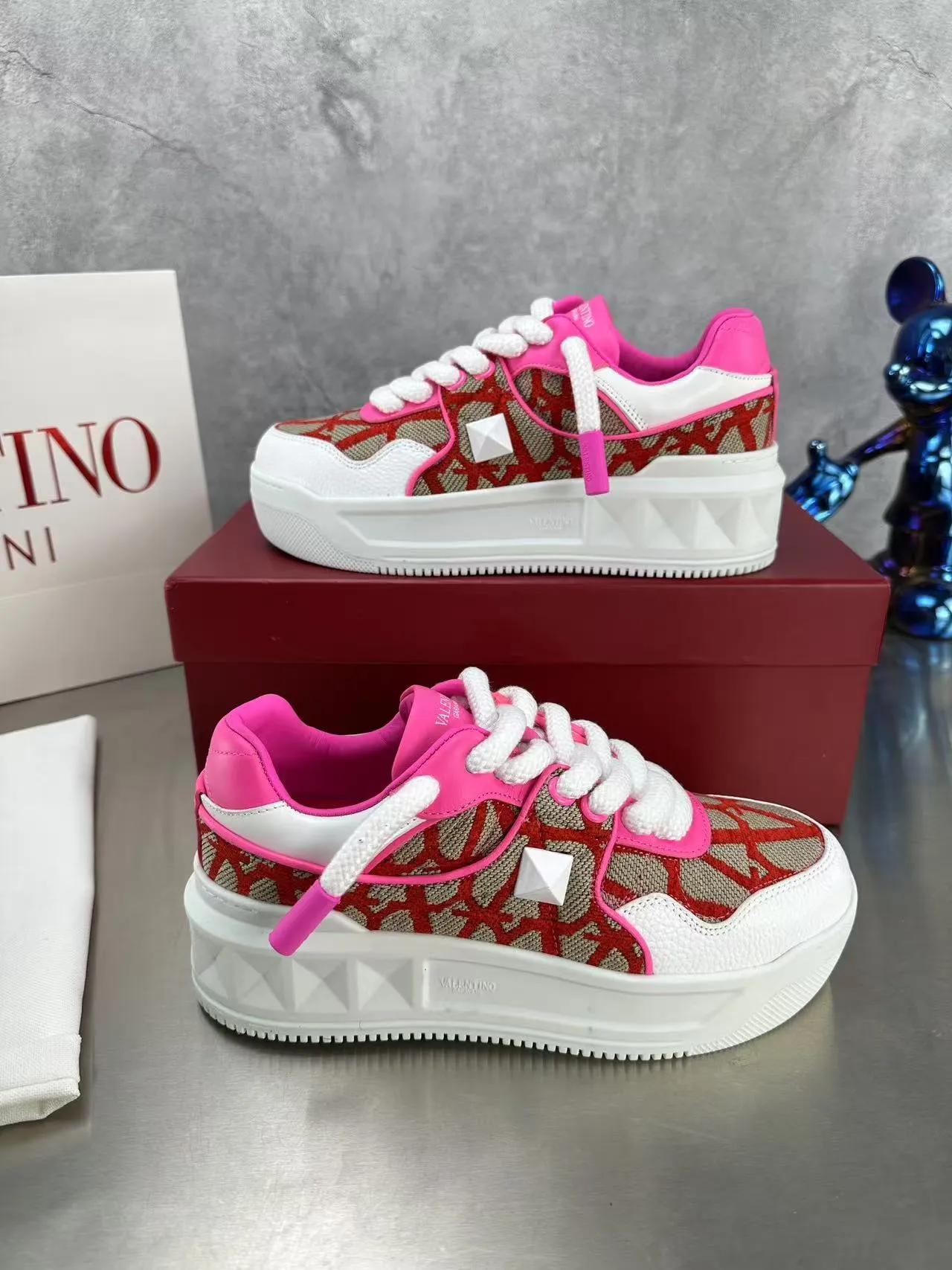 👟👟Ex-factory price 640👟👟 🔺Valentino🔺Valentino new casual shoes 2023 latest model hot style for catwalk couples, thick shoelaces, the same style as Elsa Hosk, Zhang Yixing, Guan Xiaotong and many other stars 🔥 Top version + lasting process, full oil edge on the upper. Fabric: Customized cowhide + cowhide lining with breathable mesh. Outsole: original molded TPU thickened outsole. Size for women is 35-40. Men’s size is 39-45.